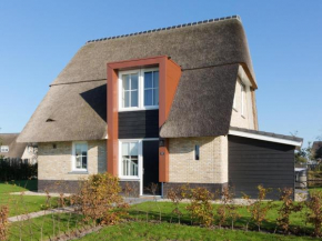 Beautiful villa with jacuzzi and sauna, in a holiday park on the Tjeukemeer